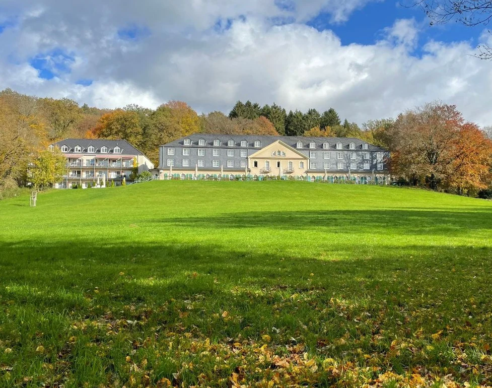 Schloss Haniel hinter einer weitläufigen Wiese